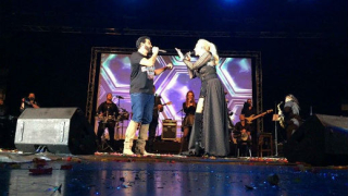 Лепа Брена вдигна на крак феновете си с песен на  Азис в „Арена Армеец” (ВИДЕО)