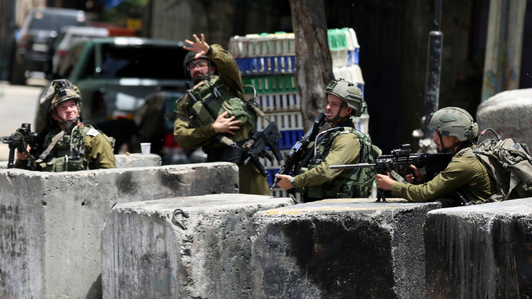 Израелските войски убиха в четвъртък най-малко четирима палестинци по време