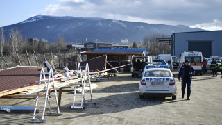 Мъж загина, а други двама пострадаха при срутване на хале в София