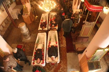 Погребват жертвите от село Бисер