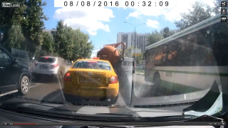 Цистерна с лайна "гръмна" на московска улица