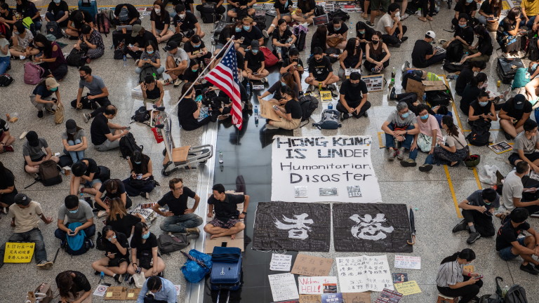 Летището в Хонконг отново затвори заради протести. Регистрирането на пътници