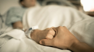 Подобрява се набитото пред училище в Русе дете, след четири дни на системи