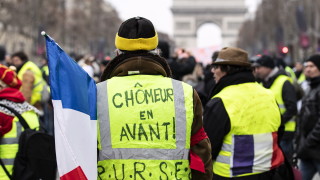 Жълтите жилетки отново излязоха по улиците на Франция съобщава АФП