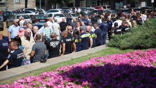 30 40 полицейски служители се събраха за да демонстрират пред сградата