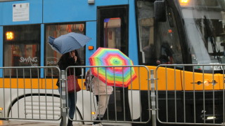 Дъждовно и ветровито но все още топло за сезона ще
