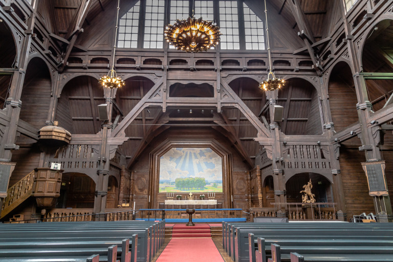 Интериорът с олтара, рисуван от шведския принц Еуген