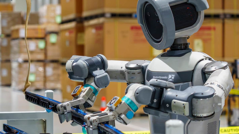 Черно на бяло: Производителите на хуманоидни роботи искат с тях да заменят работниците в заводите