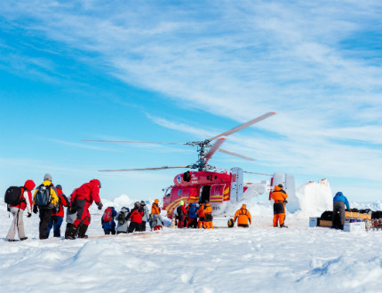 Китайският ледоразбивач, спасил закъсалите пътници край Антарктида, закъса