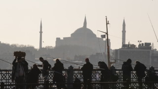 Председателят на парламента на Турция Мустафа Шентоп коментира че САЩ