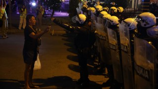 Разгневени протестиращи стигнаха до сблъсъци с полицията в град в