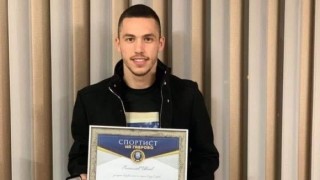 Футболистът на Левски Станислав Иванов получи награда за принос към спорта в Габрово