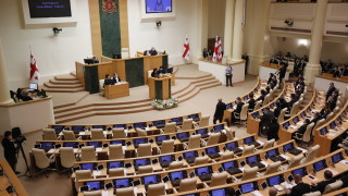 Законодателите в Грузия си спретнаха юмручен бой докато парламентарна комисия