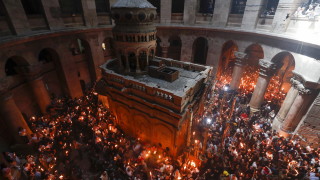 Благодатният огън се спусна в църквата при Божи гроб в Йерусалим