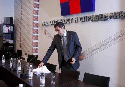 Свалиха Янев от постовете в парламента