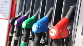 Защо горивата в Европа станаха рекордно скъпи въпреки слабото търсене?