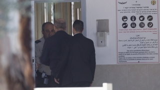 Бившият премиер на Израел Ехуд Олмерт влезе в затвора за 19 месеца