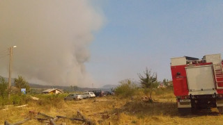 Седем пожарни гасят 10 дка край вилната зона на Хисаря
