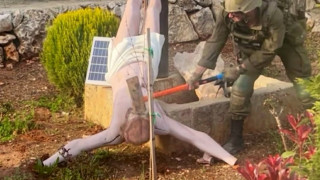 Снимка на която израелски войник разбива статуя на Исус Христос