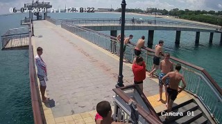 Младежи посегнаха на охранителна камера за видеонаблюдение на моста в