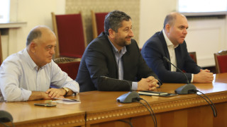 От Демократична България стъпват на 6 месеца трудна турбулентност но