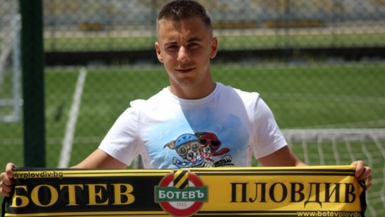 Ботев се раздели с трима