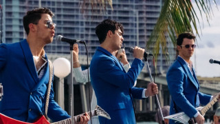 В началото на март Jonas Brothers зарадваха почитателите си с новината