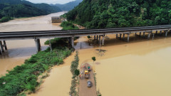 Над 35 хил. души са евакуирани заради наводнения и свлачища в Югоизточен Китай