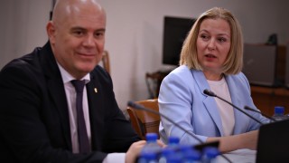 Министърът на правосъдието Надежда Йорданова поиска главният прокурор Иван Гешев