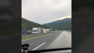 Камион катастрофира на АМ Хемус между тунелите Топли дол и