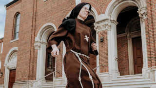 Най-бързата монахиня в света, която бяга маратони, за да храни бедните