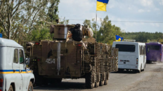 Сепаратистите изтеглят танковете и бронираните машини, Киев не вярва
