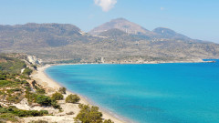 По-малко шезлонзи и чадъри, повече природа: какво се променя по плажовете в Гърция тази година