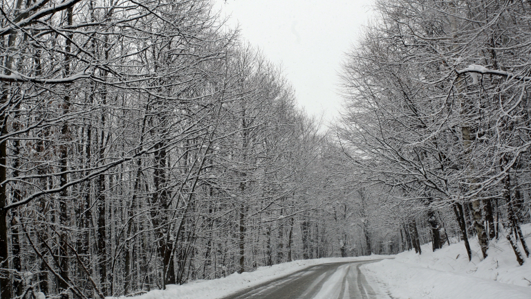 Сняг, ограничения и ремонти и днес затрудняват движенията по пътищата 