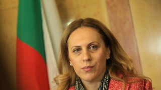 Николова разпореди проверки за незаконни паркинги на плаж в Равда