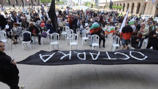 Протестиращите искат площадът пред Ректора да носи името Майка България