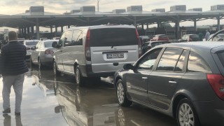 Километрична опашка от автомобили и автобуси се изви на българо турската