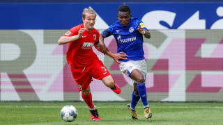 Шалке 04 отстъпи при домакинството си на Аугсбург в първата