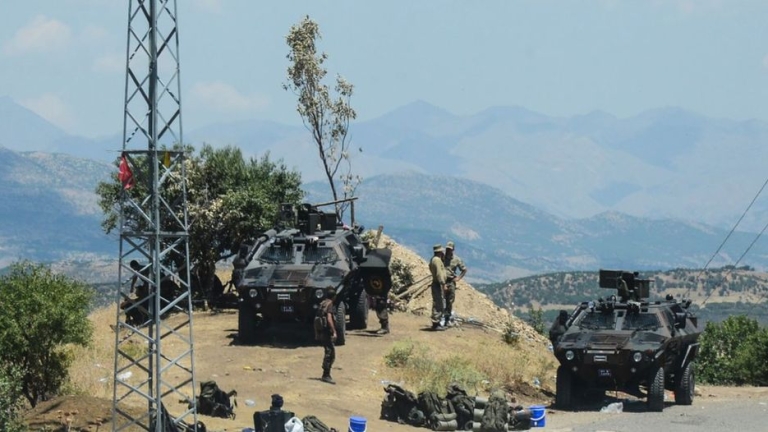Двама загинали турски военни и трима бойци при операция срещу ПКК