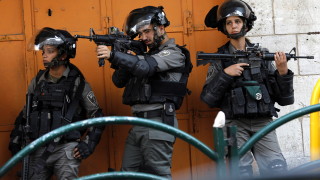 Трима израелци са били простреляни от палестинец тази сутрин като