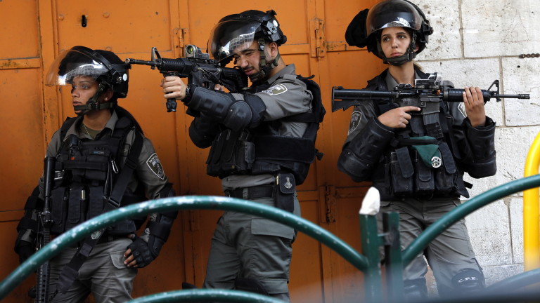 Трима израелци са били простреляни от палестинец тази сутрин, като