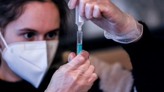 Германският здравен министър Карл Лаутербах в петък призова хората над