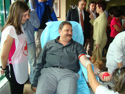 Министър Желев дари кръв