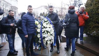 Футболистите на Левски поднесоха цветя пред паметника на Васил Левски