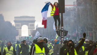 Полицията в Париж е използвала сълзотворен газ и водни оръдия