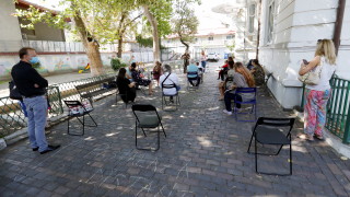 Училищата в Букурещ ще продължат да учат изключително онлайн след