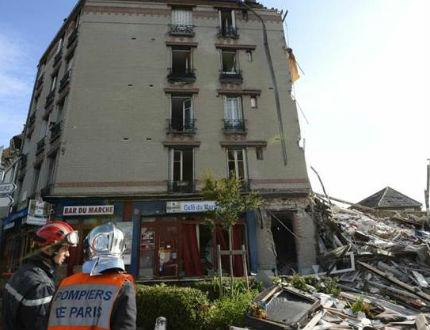 Дете и възрастна жена загинаха при експлозия в жилищна сграда край Париж 