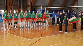 Петър Дочев събира девойките на лагер в Казанлък