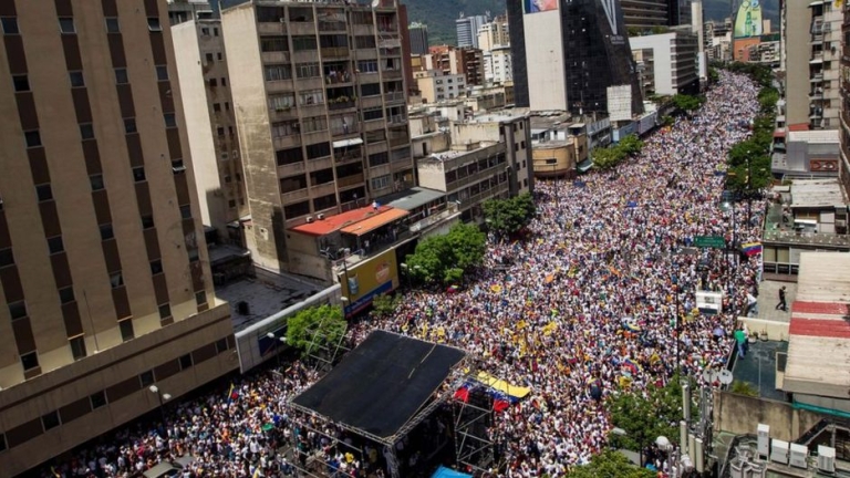Стотици хиляди по улиците на Каракас поискаха оставката на Мадуро