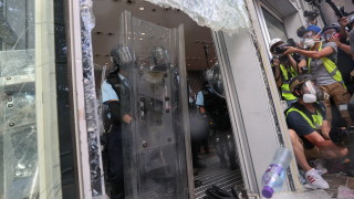 Полицията в Хонконг влезе в сблъсъци с протестиращи отбелязващи годишнината